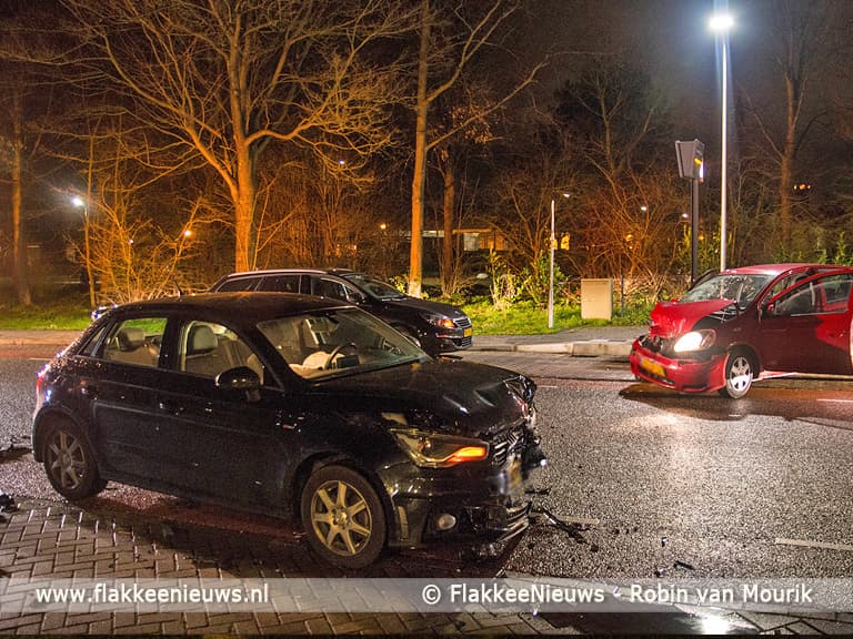 Twee auto's in botsing op de Koningin Julianaweg