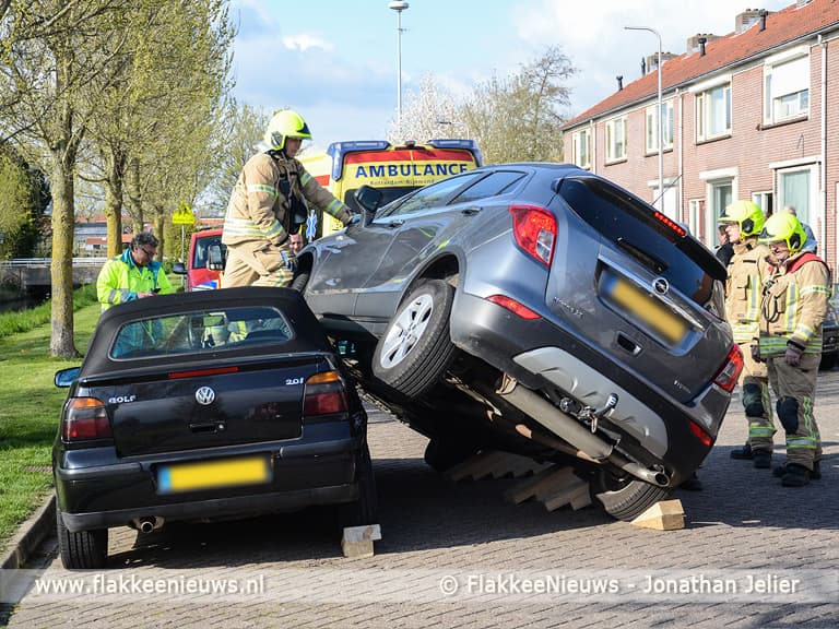 Auto op andere auto na botsing