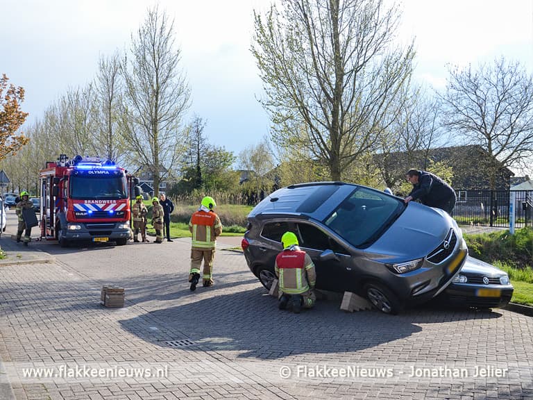 Auto op andere auto na botsing