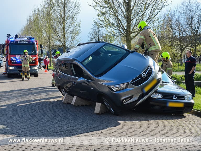 Auto op andere auto na botsing