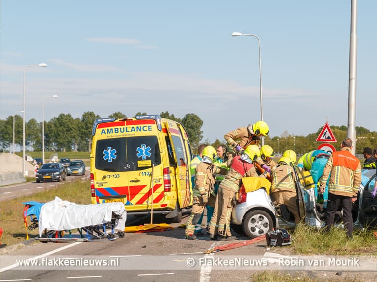 Vrouw zwaargewond bij aanrijding op Staakweg Dirksland