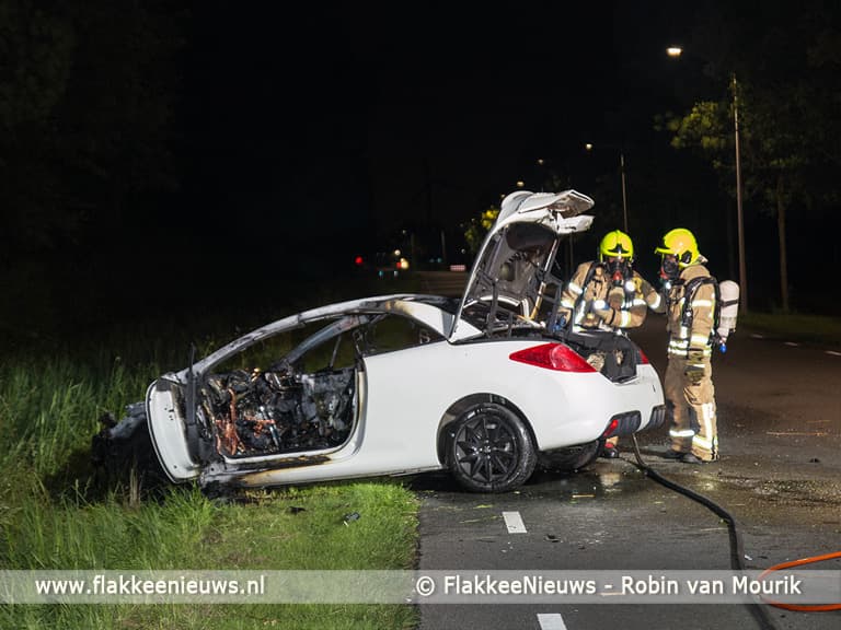 Auto vliegt in brand bij ongeval Middelharnis