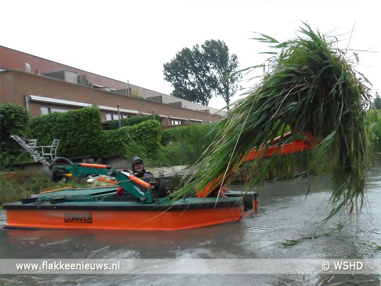 Waterschap Hollandse Delta maait brede sloten met een maaiboot