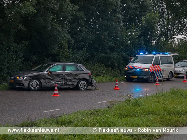Ongeval met twee auto's en auto te water