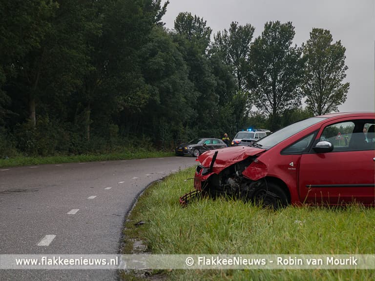 Ongeval met twee auto's en auto te water