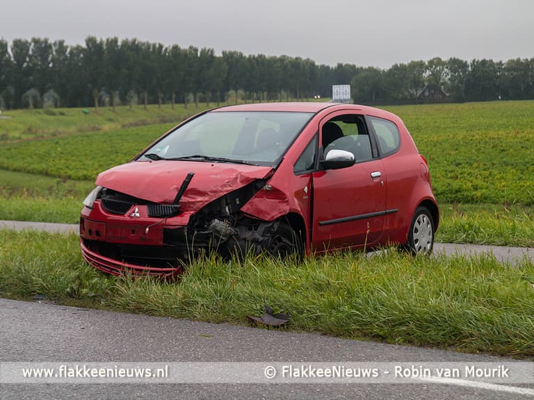 Ongeval met twee auto's en auto te water