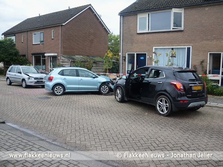 Auto raakt geparkeerde auto's, kind licht gewond