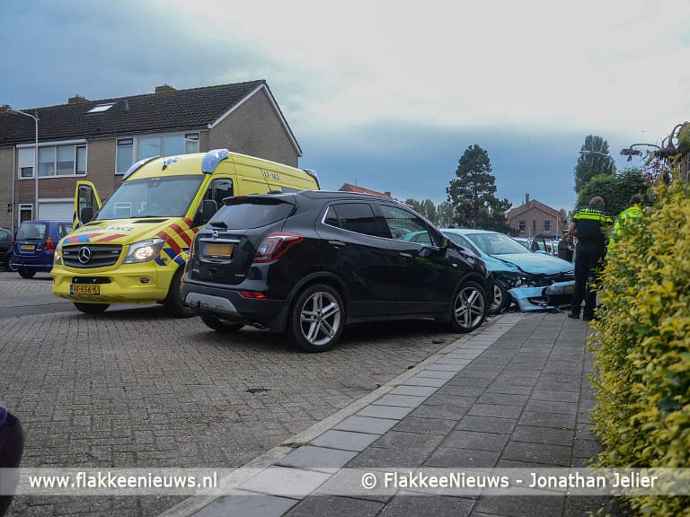 Auto raakt geparkeerde auto's, kind licht gewond