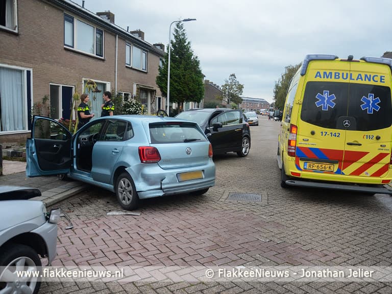 Auto raakt geparkeerde auto's, kind licht gewond