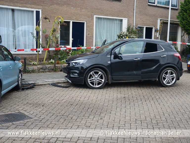 Auto raakt geparkeerde auto's, kind licht gewond