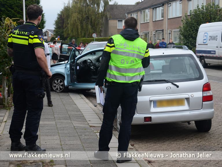 Auto raakt geparkeerde auto's, kind licht gewond
