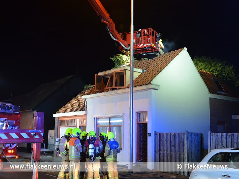 Brand in woning, stoffelijk overschot aangetroffen