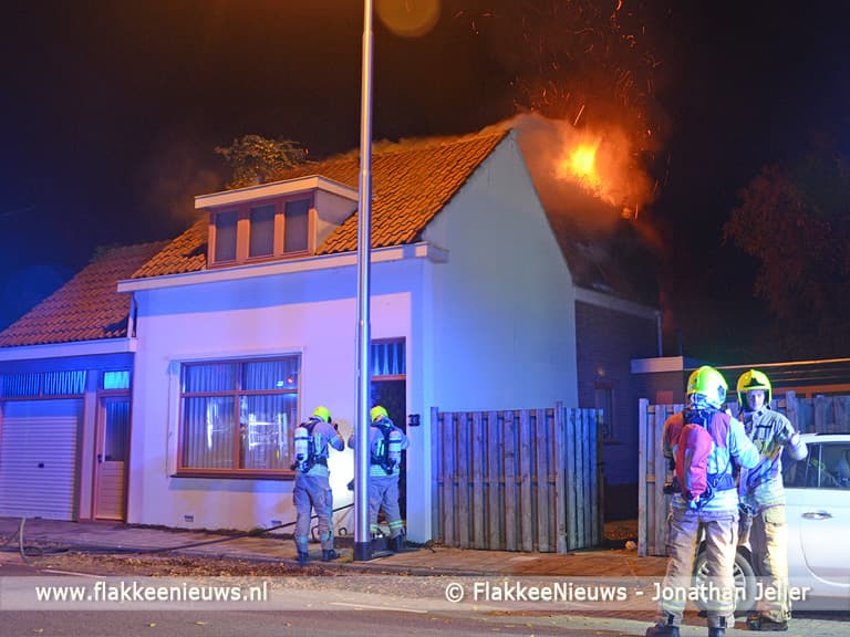 Brand in woning, stoffelijk overschot aangetroffen