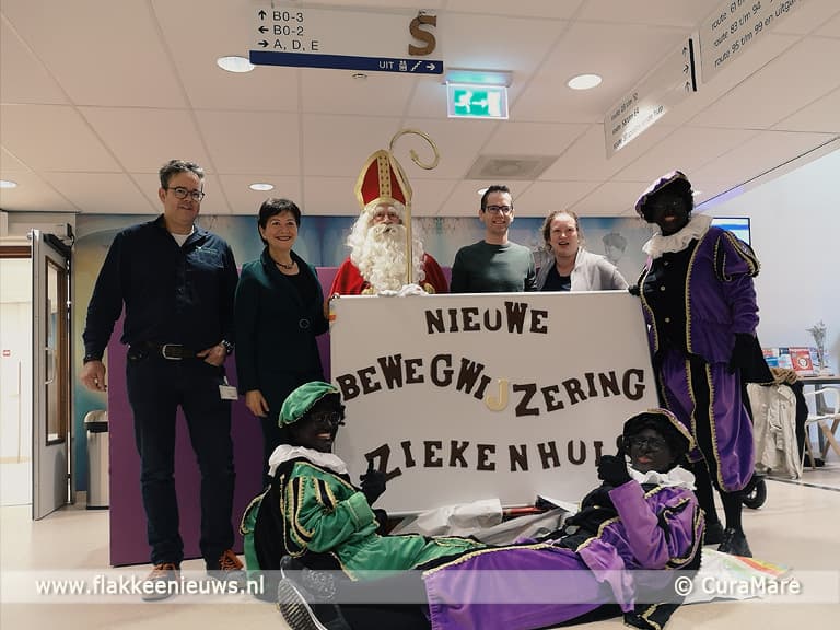 Sint onthult nieuwe bewegwijzering Het Van Weel-Bethesda Ziekenhuis