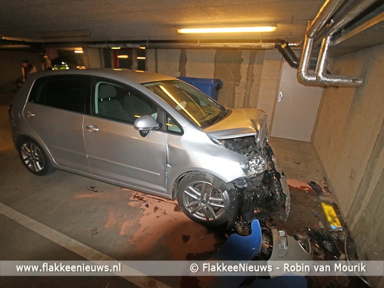 Aanrijding in parkeergarage Sommelsdijk