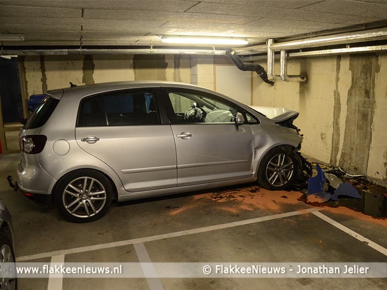 Aanrijding in parkeergarage Sommelsdijk