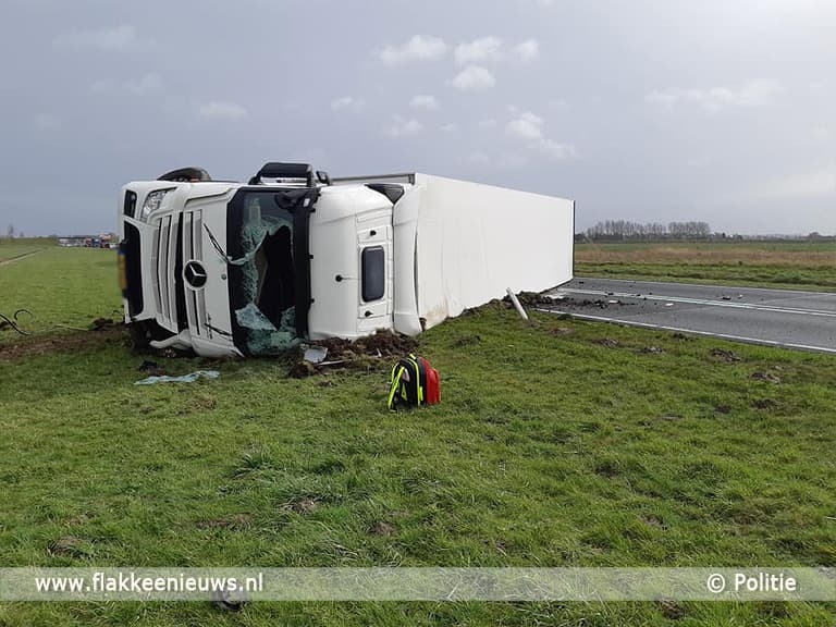 N59 afgesloten vanwege gekantelde vrachtwagen