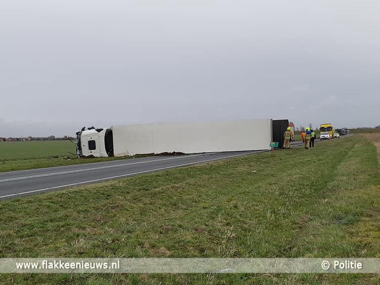 N59 afgesloten vanwege gekantelde vrachtwagen