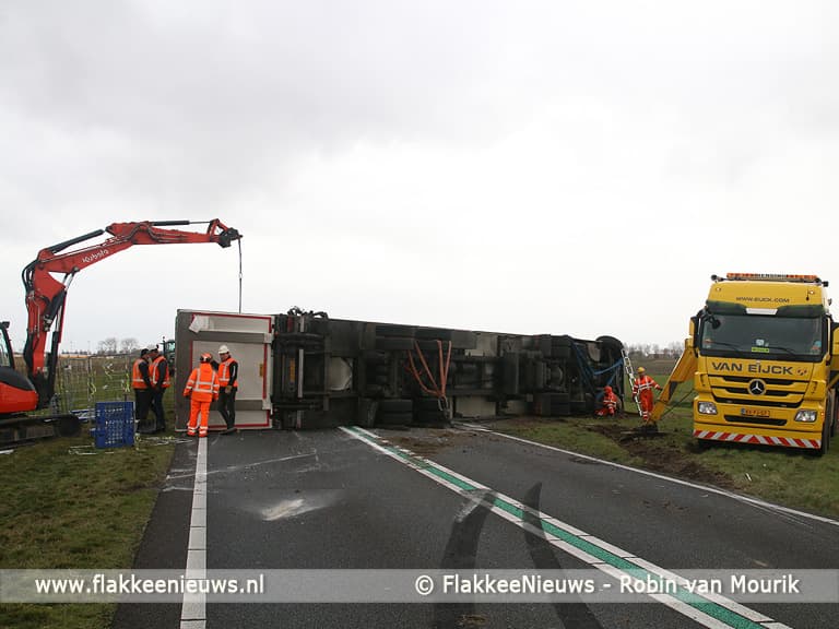 N59 afgesloten vanwege gekantelde vrachtwagen