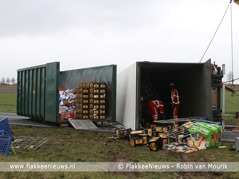 N59 afgesloten vanwege gekantelde vrachtwagen