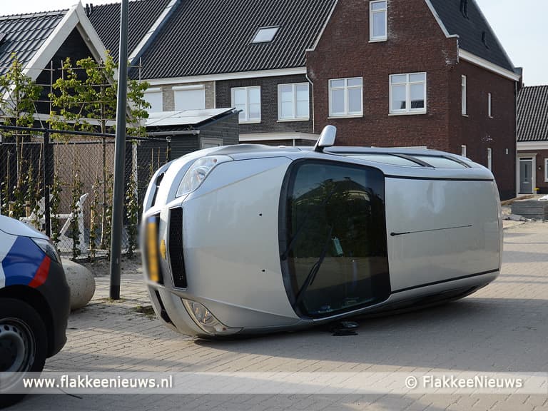 Caravan in brand en auto op z'n kant