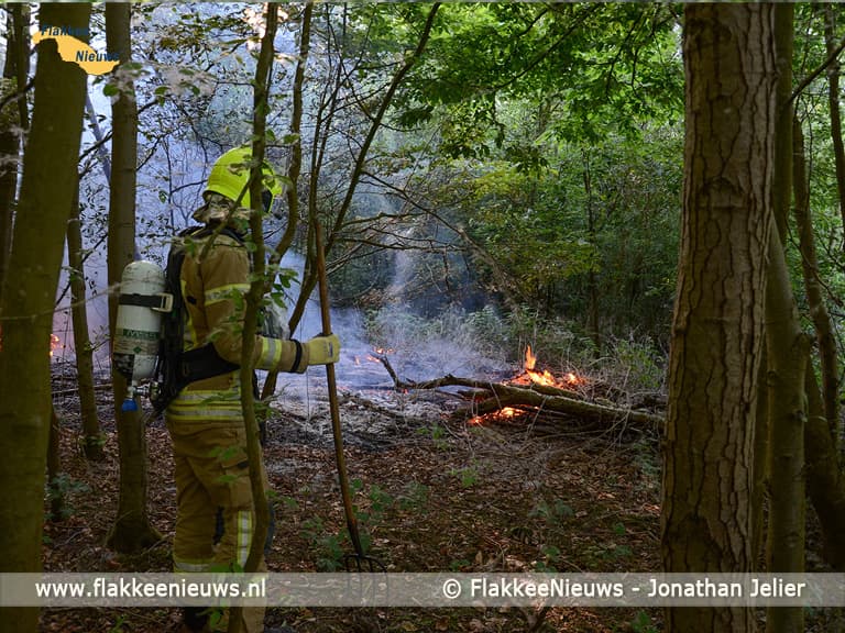 Brandweer rukt met veel materieel uit voor bosbrand