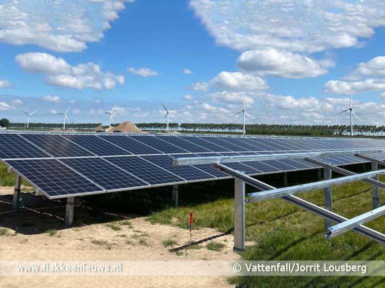 Eerste zonnepanelen Energiepark Haringvliet Zuid