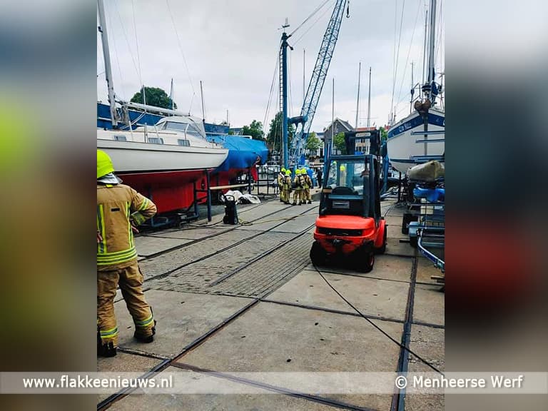 Verfbrander zet boot in brand