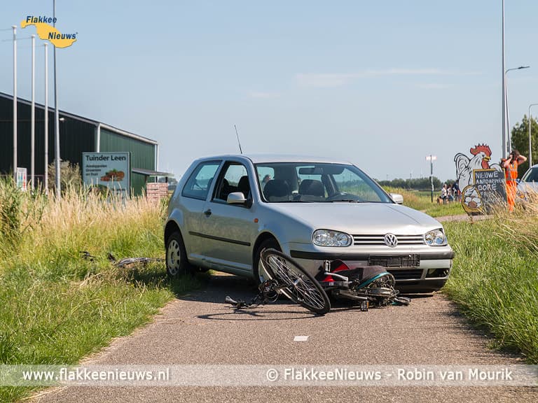 Ongeval met twee personenauto’s en twee fietsers