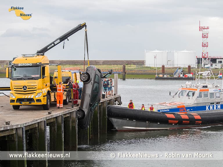 Auto rijdt haven in van Stellendam