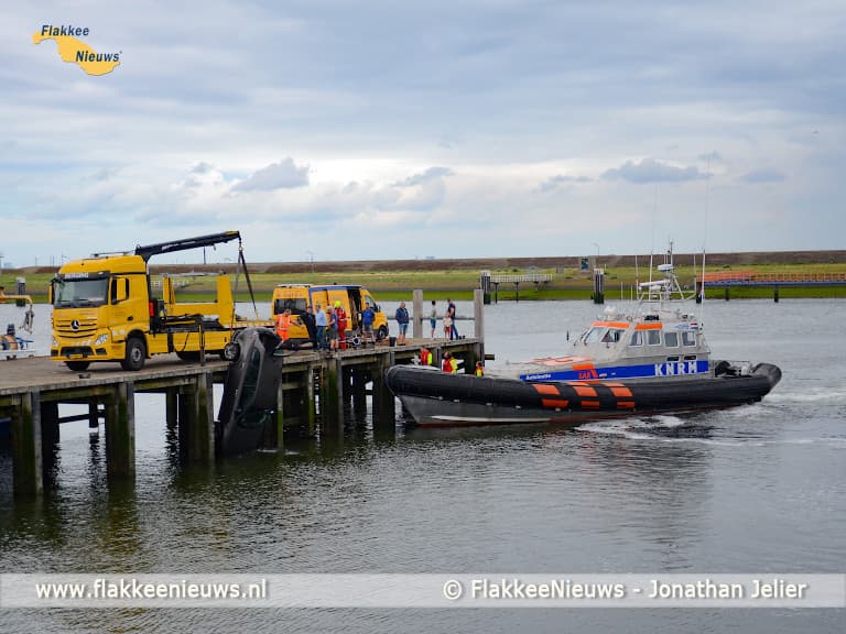 Auto rijdt haven in van Stellendam