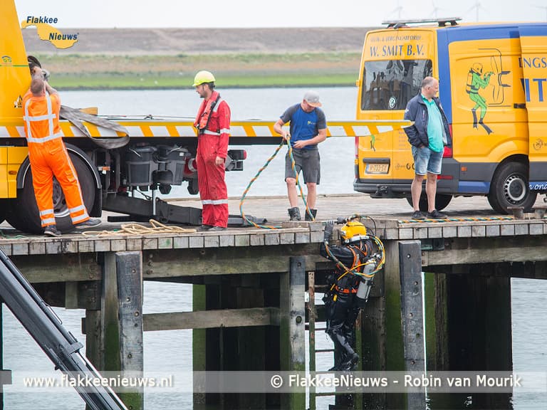 Auto rijdt haven in van Stellendam