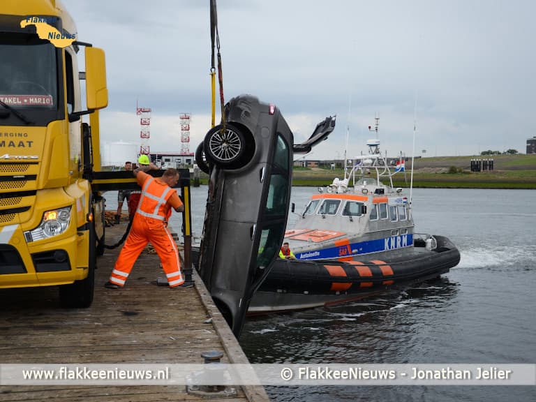 Auto rijdt haven in van Stellendam