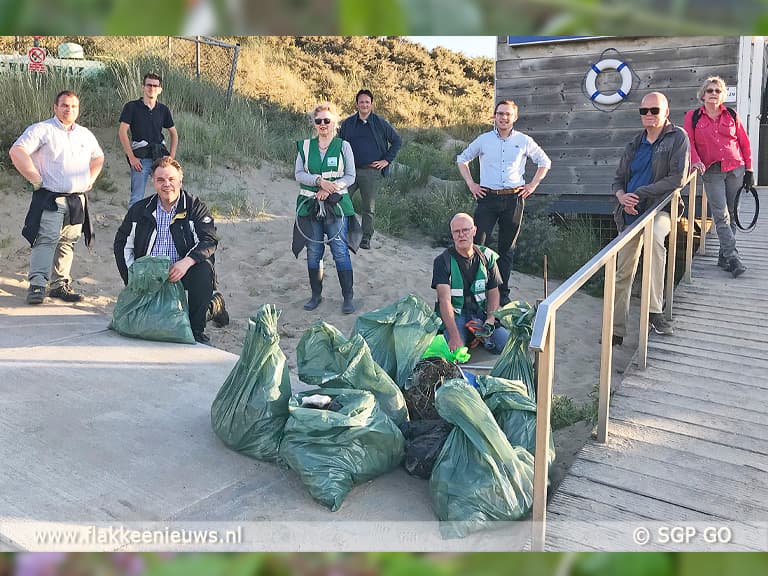 In actie tegen zwerfafval op het strand en in de duinen
