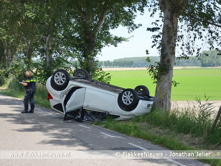 Brandweerlieden bevrijdden slachtoffer uit auto