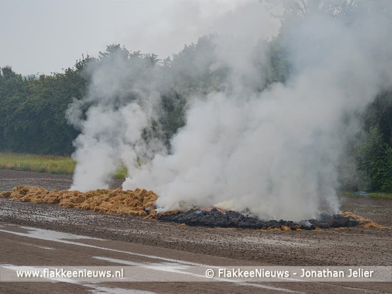 Rook en stank van hooi in brand