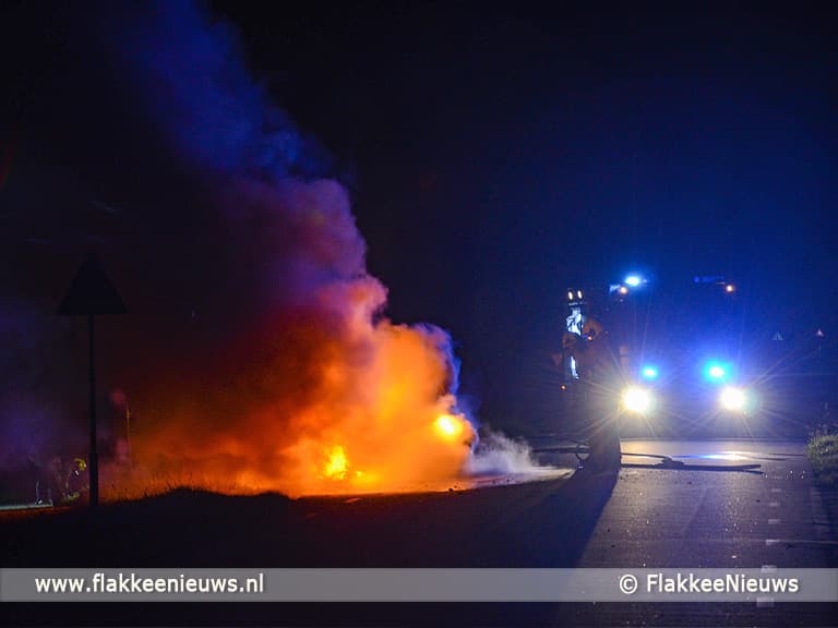 Brandweer blust brandend voertuig in polder Dirksland