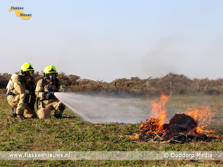 Brandweer oefent duinbrand-bestrijding in Ouddorp