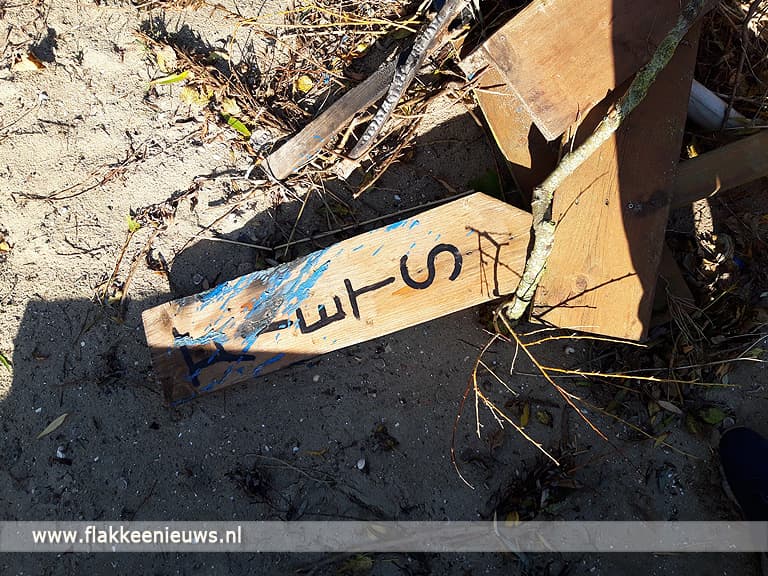 Vandalisme op strand Den Bommel