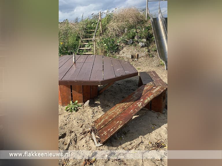 Vandalisme op strand Den Bommel