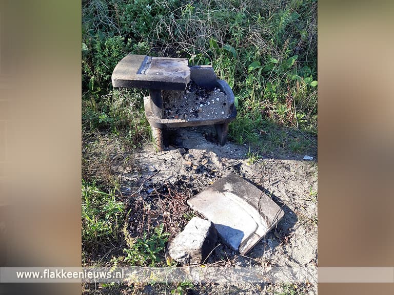Vandalisme op strand Den Bommel