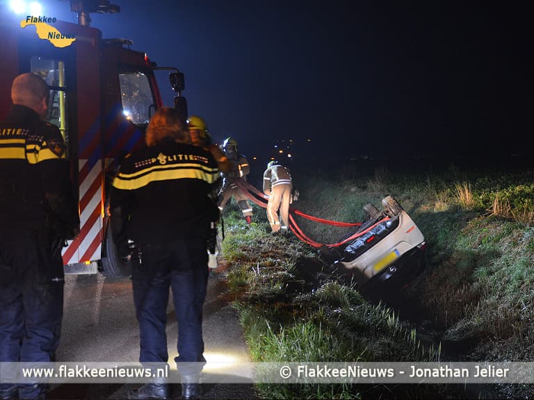 Hulpdiensten rukken uit voor auto over de kop