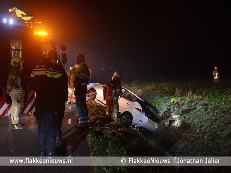 Hulpdiensten rukken uit voor auto over de kop