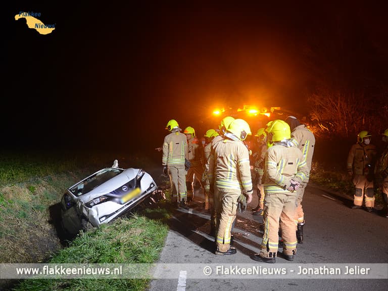 Hulpdiensten rukken uit voor auto over de kop
