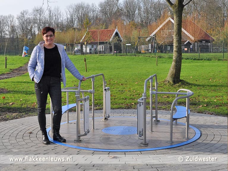 Rolstoeldraaimolen en speelboxen dankzij sponsoring