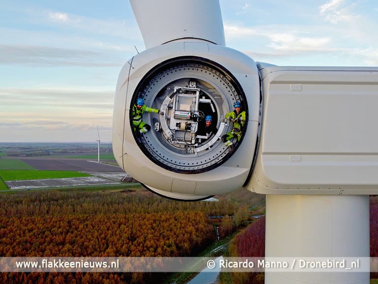 Foto windmolenmonteurs Oude-Tonge gaat de wereld over