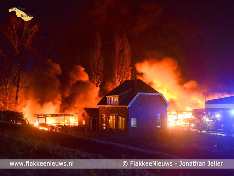 Grote uitslaande brand in Oude-Tonge