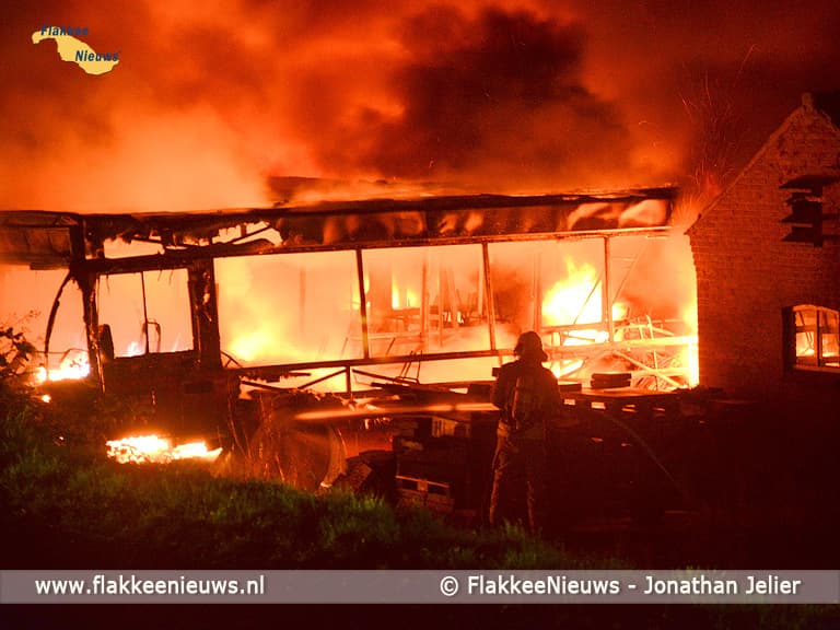 Grote uitslaande brand in Oude-Tonge