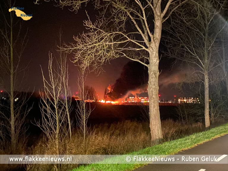 Grote uitslaande brand in Oude-Tonge