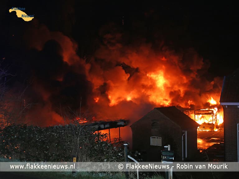 Grote uitslaande brand in Oude-Tonge